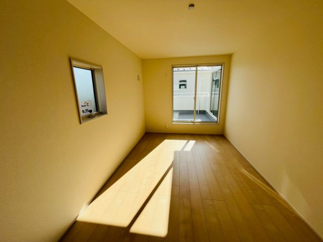 【Livele Garden】　野田市中根　2期　全2邸の洋室|〇１号棟　洋室　9.75帖〇
広々主寝室♪大きなベッドを置いてもゆとりのある広さです（＾＾）
2025年12月撮影