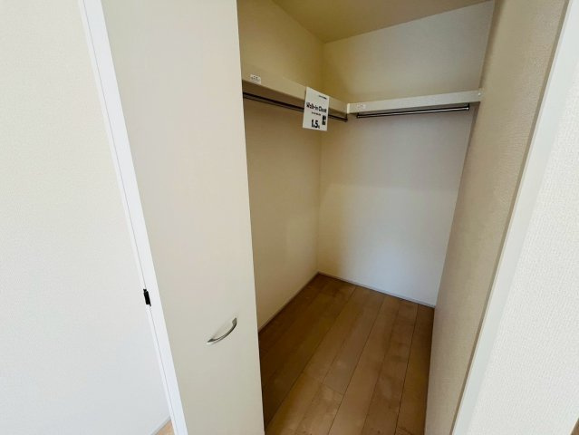 【Livele Garden】　野田市中根　2期　全2邸の収納|〇１号棟　ウォークインクローゼット〇
バルコニーに面した主寝室にウォークインクロゼット完備！パイプや枕棚で空間を立体的に使います。衣類の種類や使用頻度に合わせて整頓できます♪
2025年12月撮影