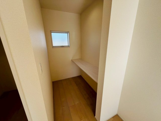 【Livele Garden】　野田市中根　2期　全2邸のその他|〇カウンター〇
主寝室にはダウンライト、コンセント付きのカウンターがございます。ワーキングスペースや、ドレッサーとして朝の準備スペースにしても良いですね♪
2025年12月撮影