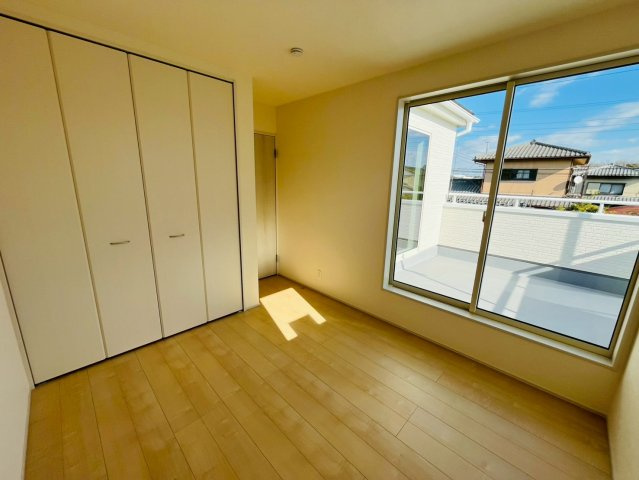 【Livele Garden】　野田市中根　2期　全2邸の洋室|〇１号棟　洋室　5.25帖〇
大きな窓で２階居室にもしっかりと陽ざしが届いて明るい室内！バルコニーに面ししているのでお勉強の合間にバルコニーでリフレッシュできます♪
2025年12月撮影