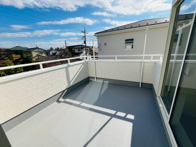 【Livele Garden】　野田市中根　2期　全2邸のバルコニー|〇１号棟　バルコニー〇
開放的なバルコニー！２居室から出入りできるので、お布団を干す際にもとても便利です♪
2025年12月撮影