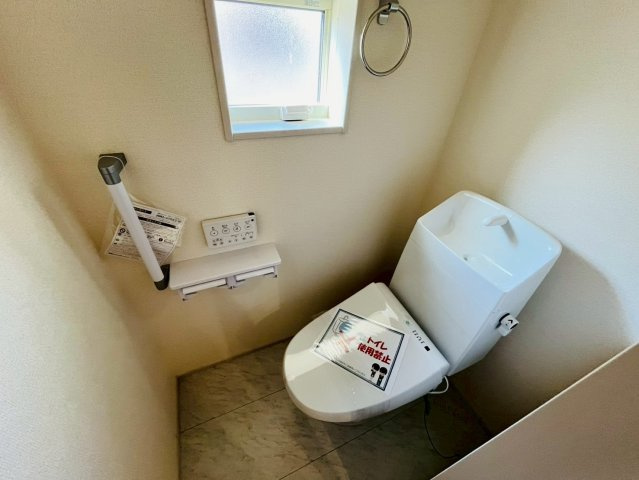 【Livele Garden】　野田市中根　2期　全2邸のトイレ|〇１号棟　トイレ〇
ウォシュレット付きトイレ。1.2階にもあるので忙しい朝でも安心です........♪
2025年12月撮影