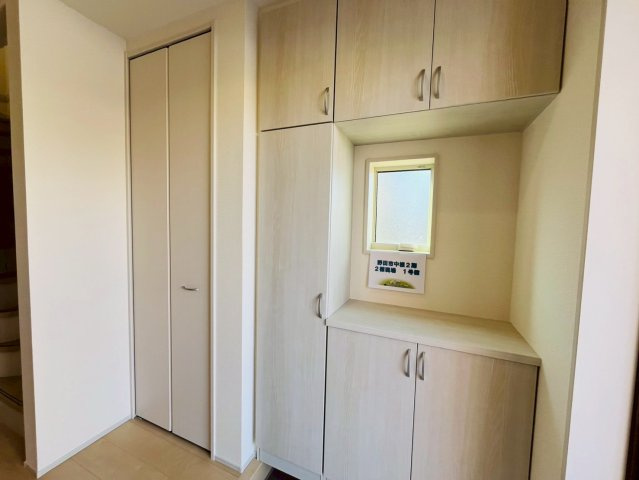 【Livele Garden】　野田市中根　2期　全2邸の玄関|〇１号棟　玄関〇
大容量コの字型玄関収納！小物を置いてインテリアを楽しむこともできます（＾＾）
2025年12月撮影