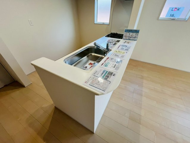 【Livele Garden】　野田市中根　2期　全2邸のキッチン|〇１号棟　キッチン〇
対面仕様で料理をしながら家族と会話ができるだけでなく、明るいリビングとつながる、ゆとりと快適性を兼ね備えたキッチンです♪
2025年12月撮影