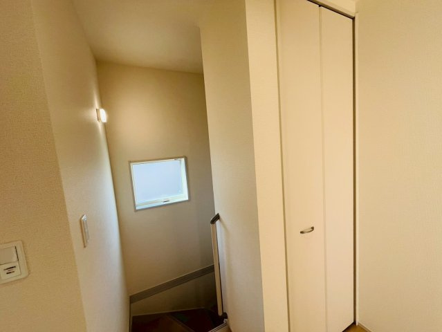 【Livele Garden】　野田市中根　2期　全2邸の収納|〇１号棟　収納〇
2階ホールにも収納スペースがございます。日用品や季節ものの家電などを収納しておくことができます♪
2025年12月撮影