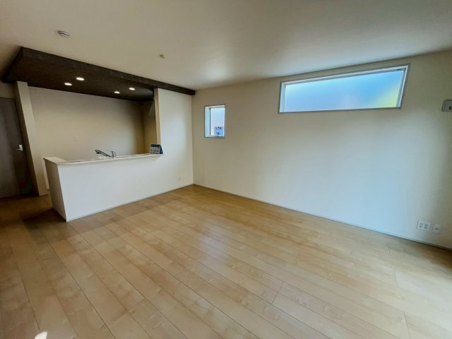 【Livele Garden】　野田市中根　2期　全2邸の居間・リビング|〇１号棟　リビング〇
落ち着きのある木目調のリビング。キッチンから視線が通るリビングダイニングは自然とコミュニケーションが生まれ家族が集まる空間に（＾＾）
2025年12月撮影