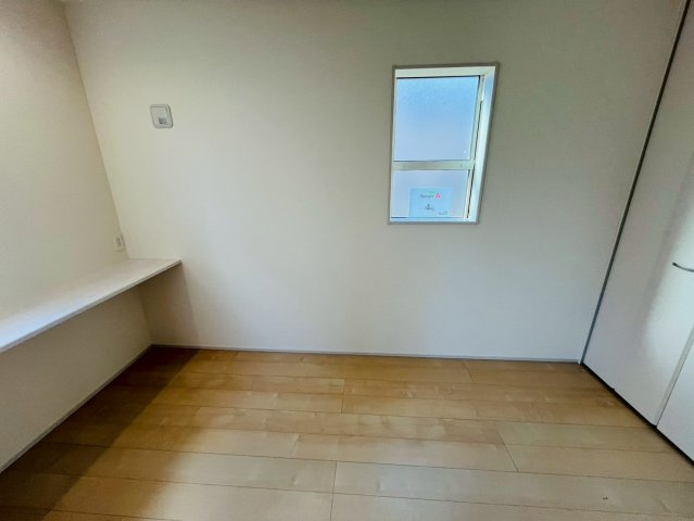 【Livele Garden】　野田市中根　2期　全2邸の洋室|〇１号棟　洋室　4帖〇
カウンター付きの洋室。作業のしやすいダウンライト、コンセント付きです（＾＾）
2025年12月撮影