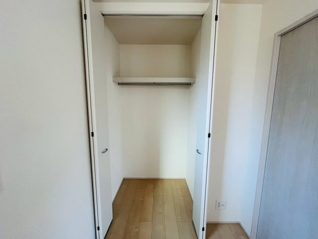 【Livele Garden】　野田市中根　2期　全2邸の収納|〇１号棟　収納〇
奥行きのある収納スペース。枕棚＋ハンガーパイプ付きで上の空間も最大限活かせる収納です♪
2025年12月撮影