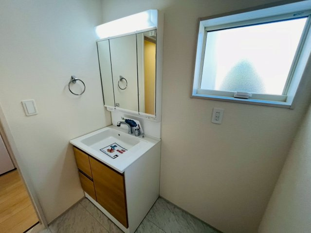 【Livele Garden】　野田市中根　2期　全2邸の独立洗面台|〇１号棟　洗面化粧台〇
ご家族揃って身支度可能なゆとりの洗面室。三面鏡の大きな洗面台は、収納スペースも充実♪鏡の裏も収納スペースになっております♪
2025年12月撮影