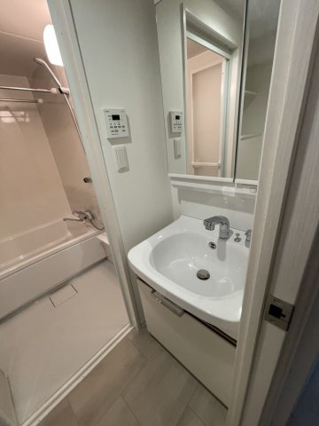 ファーストフィオーレ東灘の洗面所|脱衣スペースもあります