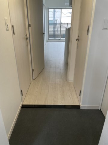 ファーストフィオーレ東灘の玄関|収納もある玄関です