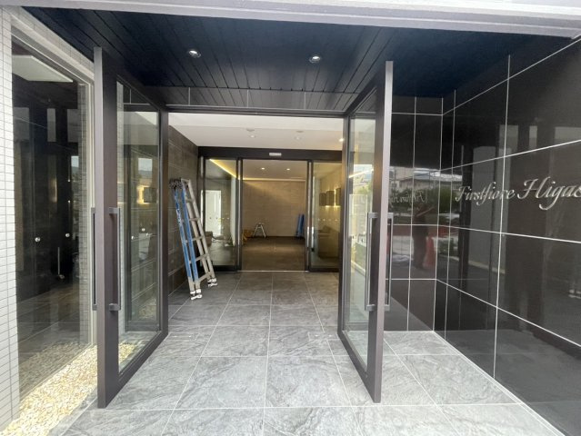 ファーストフィオーレ東灘のエントランス|ゆとりのあるエントランスです