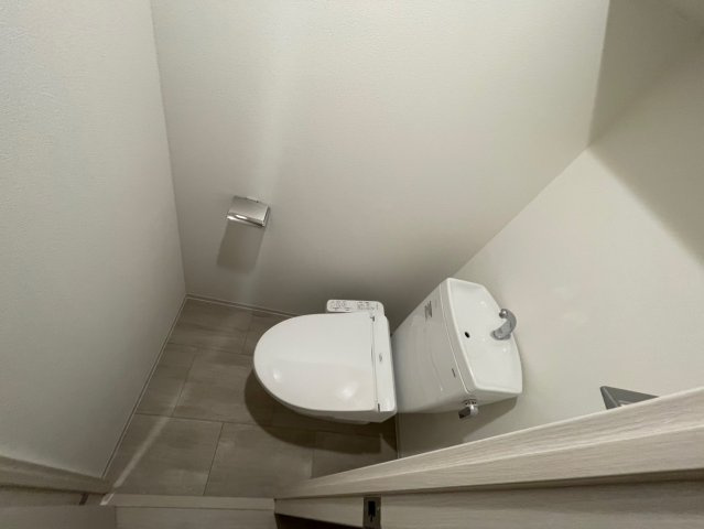 ファーストフィオーレ東灘のトイレ|落ち着いた色調のトイレです