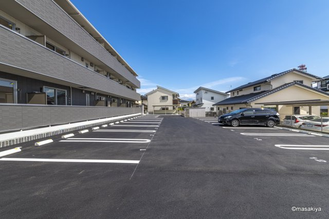 クレール三輪田町の駐車場