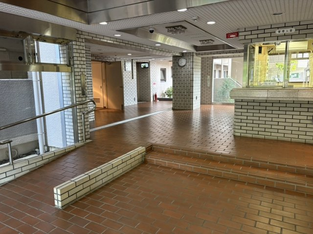 シャルマンコーポ第2瀬田　天然木フルリノベーションのエントランス