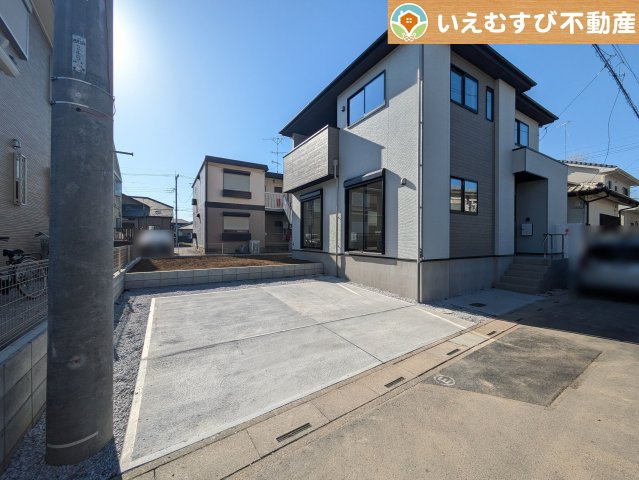 Zut PLUS　熊谷市別府7期の駐車場|2台駐車可能なスペース完備
しっかり舗装してある駐車スペースで天気が悪く足元が悪い日でも乗り降りしやすい♪