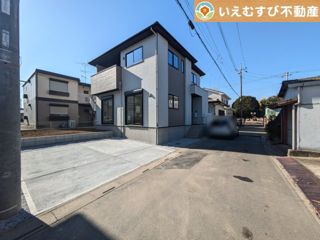 Zut PLUS　熊谷市別府7期の前面道路含む現地写真|充分な広さの4ｍ前面道路
間口が広くお車の出し入れも問題なく行えるスペースが確保されています♪