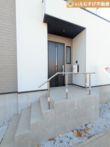 Zut PLUS　熊谷市別府7期のエントランス|充分な広さの4ｍ前面道路
間口が広くお車の出し入れも問題なく行えるスペースが確保されています♪