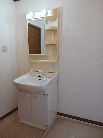 エレガン相生Ｂの洗面所|温水シャワー付き洗面化粧台