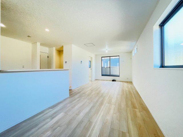 岡崎市本宿台第2　新築分譲住宅　全5棟　5号棟の居間・リビング|どこにいても家族の顔が見える、明るく開放的なLDK。