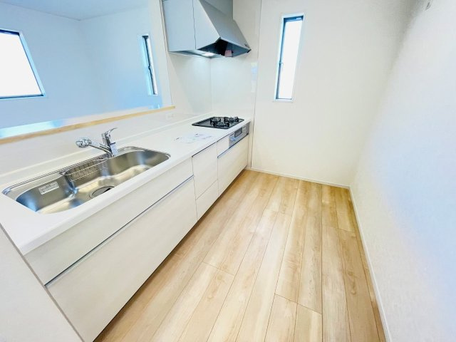 岡崎市本宿台第2　新築分譲住宅　全5棟　5号棟のキッチン|広いシステムキッチンでお子様と一緒にお料理もできます。