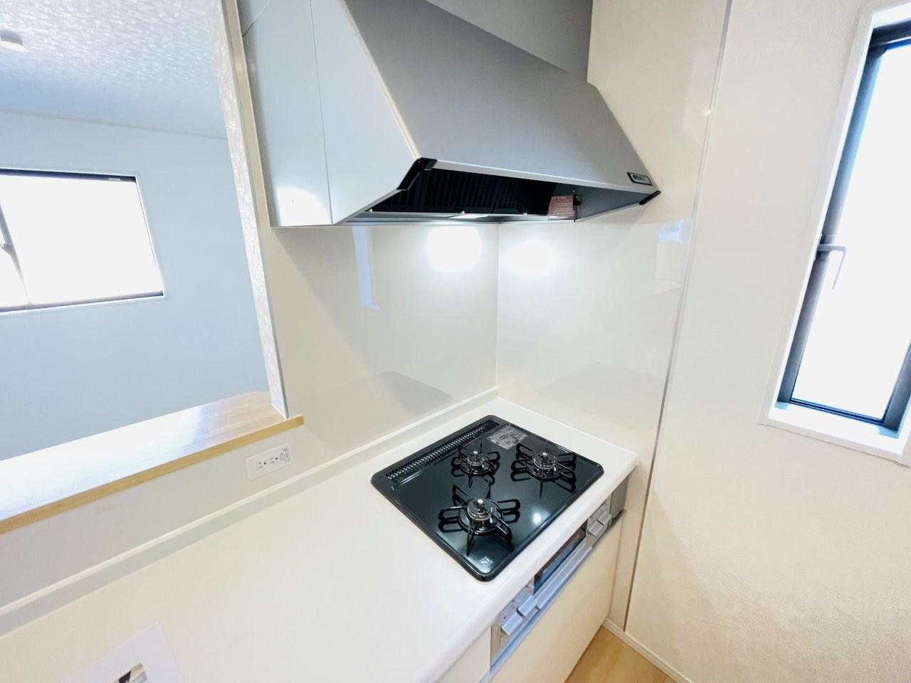 岡崎市本宿台第2　新築分譲住宅　全5棟　5号棟のキッチン|便利な3口コンロ。