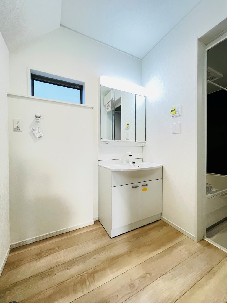 岡崎市本宿台第2　新築分譲住宅　全5棟　5号棟の独立洗面台|三面鏡仕様の洗面台！鏡の裏は収納になっています♪