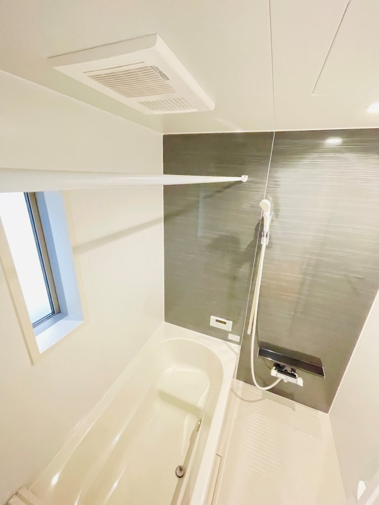 岡崎市本宿台第2　新築分譲住宅　全5棟　5号棟の浴室|１坪タイプのユニットバス！浴槽は断熱材入りでお湯が冷めにくいです♪浴室乾燥機で梅雨の時期は洗濯物を乾かせます！