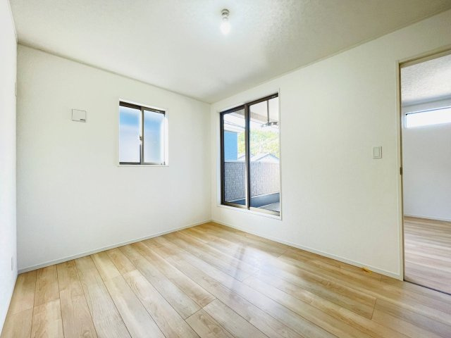 岡崎市本宿台第2　新築分譲住宅　全5棟　5号棟の洋室|LDKの横にある居室はお子様の遊び場やお昼寝などにも使えます。