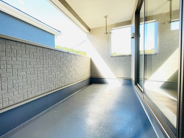 岡崎市本宿台第2　新築分譲住宅　全5棟　5号棟のバルコニー|多用途に使えるインナーバルコニー付き。突然の雨でも安心です♪