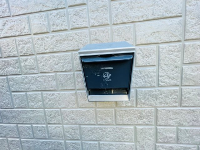 岡崎市本宿台第2　新築分譲住宅　全5棟　5号棟の発電・温水設備|洗車時や防犯カメラの設置、電気自動車の充電にも使える屋外電源付き。