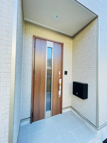 岡崎市本宿台第2　新築分譲住宅　全5棟　5号棟の玄関|玄関ポーチがあるので、雨の日でも濡れることがなくドアの開け閉めができます。