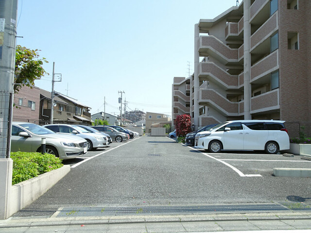 ビューフレア片町の駐車場|駐車場があるので、車を買う予定の方も安心です