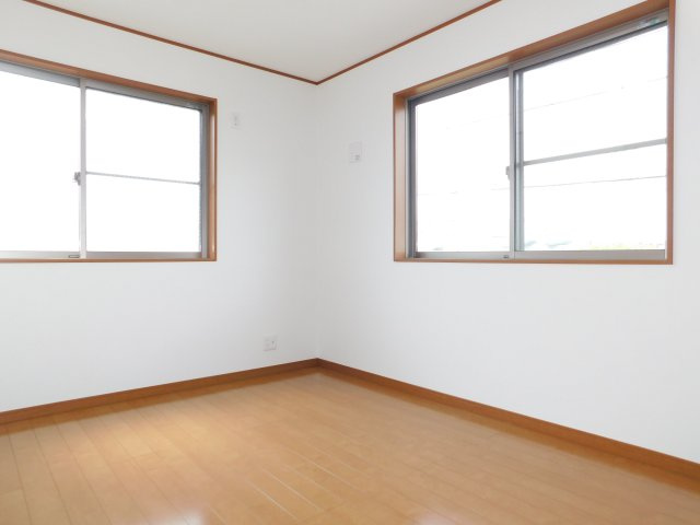 名古屋市西区清里町の中古一戸建の洋室|◇２階洋室◇　　南面を含む２面採光で明るい洋室約６．０帖　全居室収納完備！　（２０２５年７月リフォーム済）