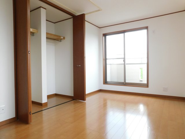 名古屋市西区清里町の中古一戸建の洋室|◇２階洋室◇　　南面を含む２面採光で明るい洋室約７．５帖　全居室収納完備！　屋根裏収納＆ベランダ利用可！　（２０２５年７月リフォーム済）