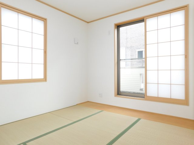 名古屋市西区清里町の中古一戸建の和室|◇２階和室◇　　南面を含む２面採光で明るい和室約５．２帖　全居室収納完備！　ベランダ利用可！　（２０２５年７月リフォーム済）