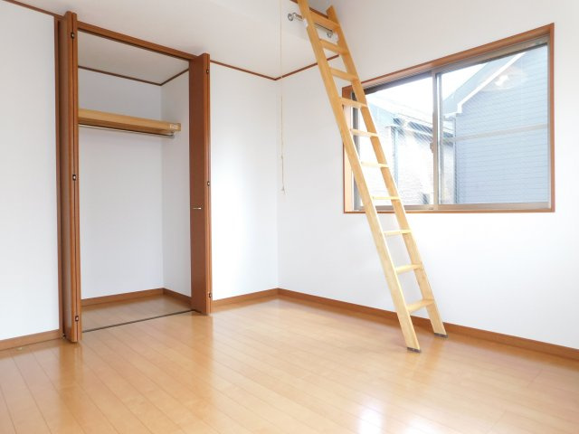 名古屋市西区清里町の中古一戸建の洋室|◇２階洋室◇　　南面を含む２面採光で明るい洋室約７．０帖　全居室収納完備！　ロフト付き♪　（２０２５年７月リフォーム済）