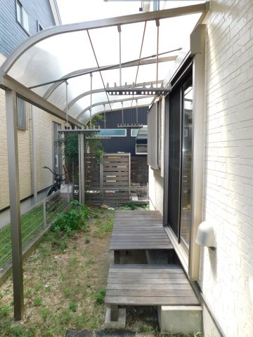 名古屋市西区清里町の中古一戸建の庭|◇庭◇　　南面で陽当り良好♪　テラス屋根付きで洗濯物も安心して干せます♪