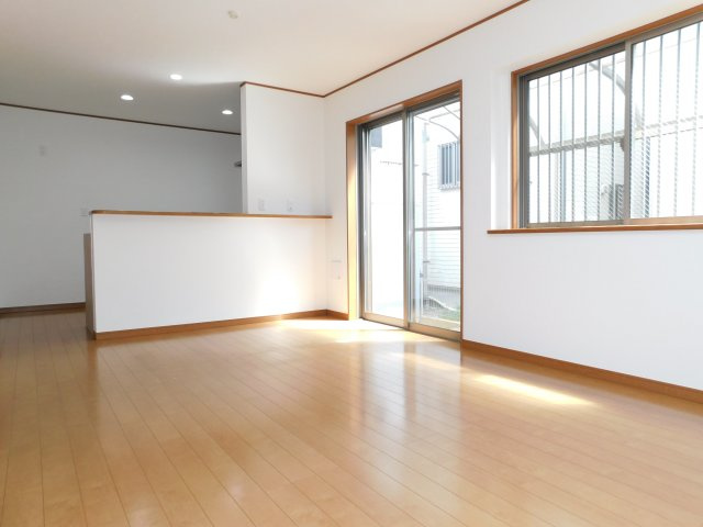 名古屋市西区清里町の中古一戸建の居間・リビング|◇リビング◇　　南面を含む２面採光で明るいリビング約１４．０帖　陽当り良好で明るいリビングには自然と家族が集まります♪　（２０２５年７月リフォーム済）