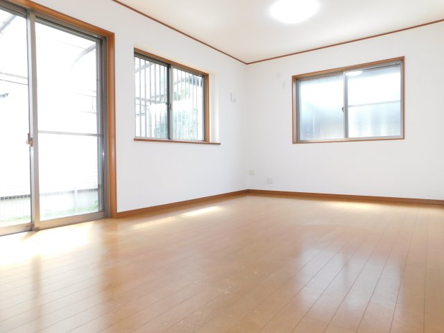 名古屋市西区清里町の中古一戸建の居間・リビング|◇リビング◇　　南面を含む２面採光で明るいリビング約１４．０帖　（２０２５年７月リフォーム済）