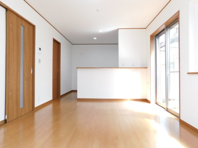 名古屋市西区清里町の中古一戸建の居間・リビング|◇リビング◇　　南面を含む２面採光で明るいリビング約１４．０帖　リビングの様子が見渡せる対面キッチン♪　（２０２５年７月リフォーム済）