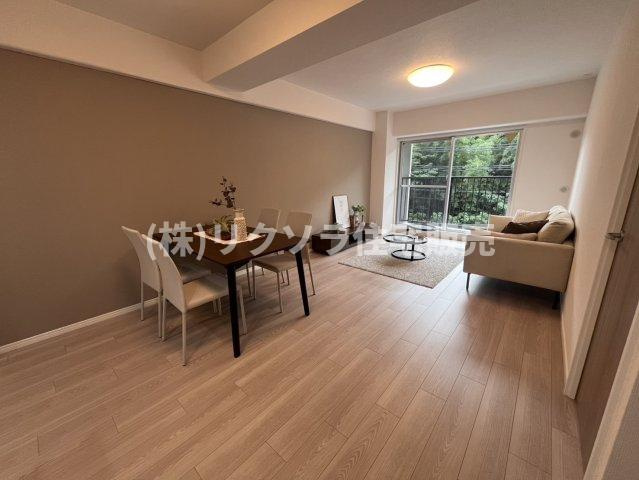 寝屋川コーポラスの居間・リビング|LDK16.2帖
■物件内覧・資金計画相談・住宅ローン相談、リフォーム相談、お問合せ受付中■
※当日・翌日のご内覧、ご相談はお電話でのお問合せがスムーズです！