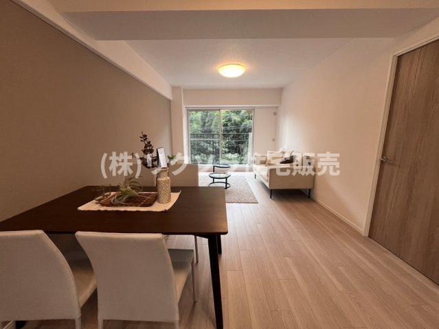 寝屋川コーポラスの居間・リビング|LDK16.2帖
■物件内覧・資金計画相談・住宅ローン相談、リフォーム相談、お問合せ受付中■
※当日・翌日のご内覧、ご相談はお電話でのお問合せがスムーズです！