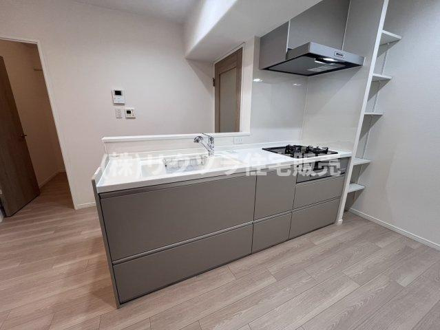 寝屋川コーポラスのキッチン|可動棚付きパントリー
■物件内覧・資金計画相談・住宅ローン相談、リフォーム相談、お問合せ受付中■
※当日・翌日のご内覧、ご相談はお電話でのお問合せがスムーズです！