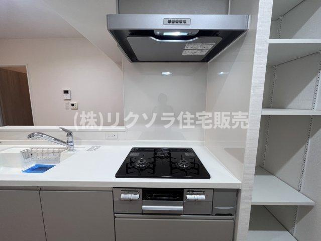 寝屋川コーポラスのキッチン|ビルトイン三口コンロ
■物件内覧・資金計画相談・住宅ローン相談、リフォーム相談、お問合せ受付中■
※当日・翌日のご内覧、ご相談はお電話でのお問合せがスムーズです！