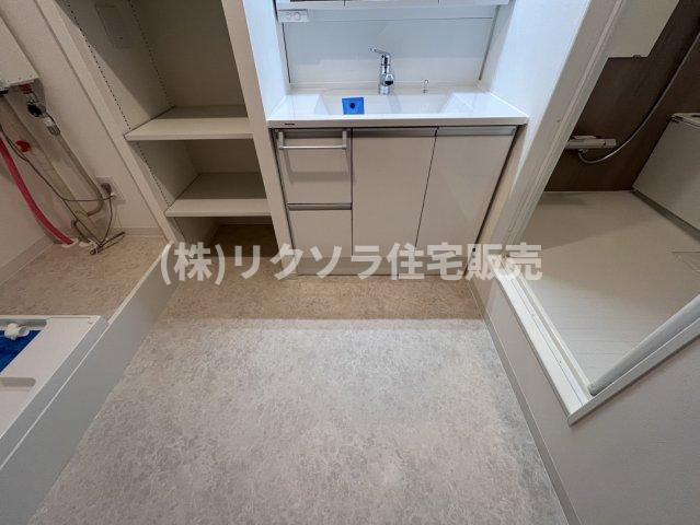 寝屋川コーポラスの脱衣所|可動棚付き収納あり
■物件内覧・資金計画相談・住宅ローン相談、リフォーム相談、お問合せ受付中■
※当日・翌日のご内覧、ご相談はお電話でのお問合せがスムーズです！