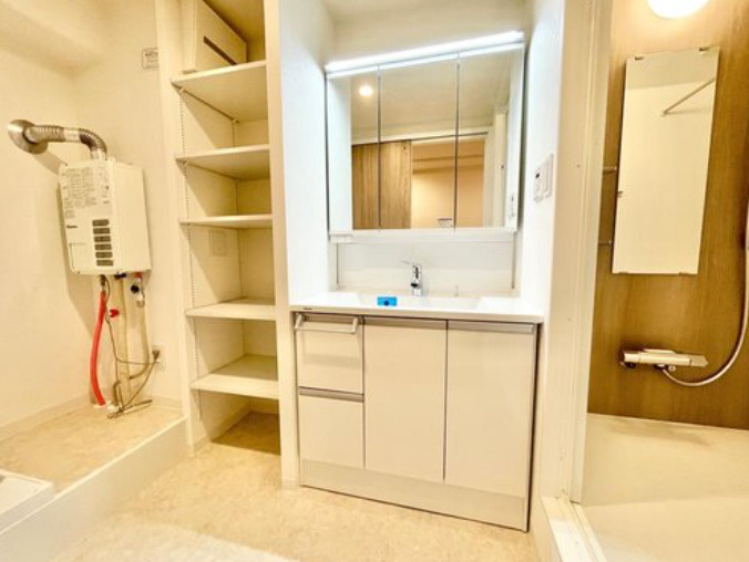 寝屋川コーポラスの独立洗面台|三面鏡付き独立洗面台
■物件内覧・資金計画相談・住宅ローン相談、リフォーム相談、お問合せ受付中■
※当日・翌日のご内覧、ご相談はお電話でのお問合せがスムーズです！