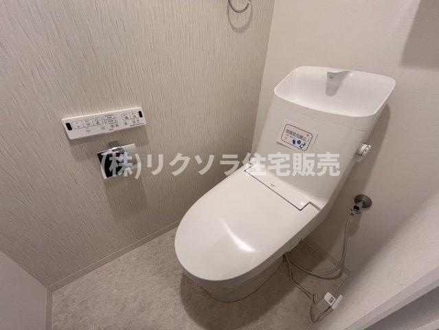 寝屋川コーポラスのトイレ|温水洗浄便座付き
■物件内覧・資金計画相談・住宅ローン相談、リフォーム相談、お問合せ受付中■
※当日・翌日のご内覧、ご相談はお電話でのお問合せがスムーズです！