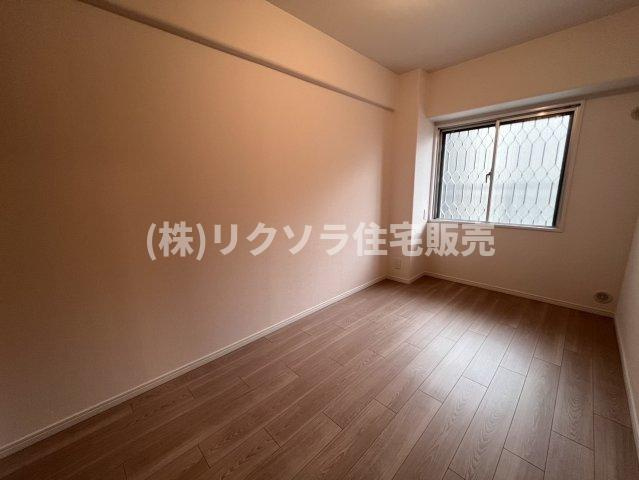 寝屋川コーポラスの洋室|洋室5.3帖
■物件内覧・資金計画相談・住宅ローン相談、リフォーム相談、お問合せ受付中■
※当日・翌日のご内覧、ご相談はお電話でのお問合せがスムーズです！