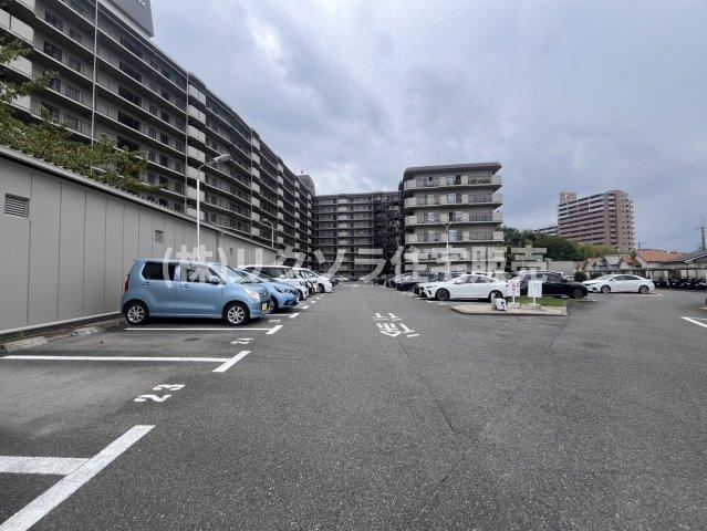 寝屋川コーポラスの駐車場|敷地内駐車場
■物件内覧・資金計画相談・住宅ローン相談、リフォーム相談、お問合せ受付中■
※当日・翌日のご内覧、ご相談はお電話でのお問合せがスムーズです！